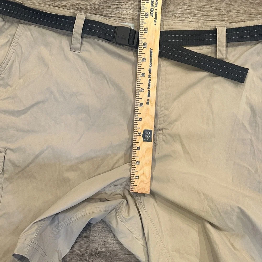 L.L. Bean Men's 2XL Beige Cargo Shorts with Belt‎